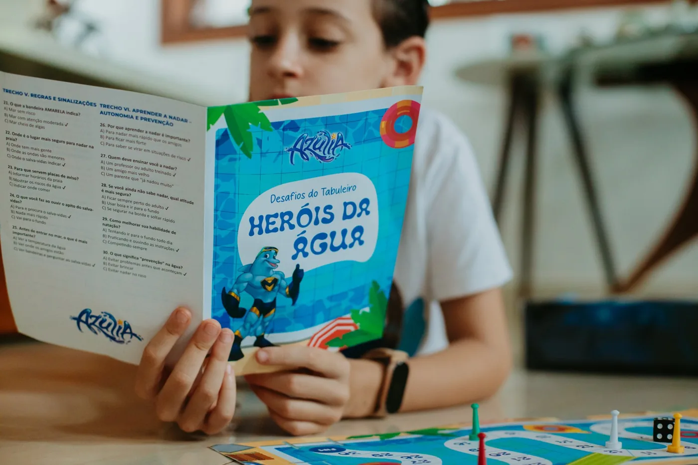 Criança lendo o material do Reino de Azulia